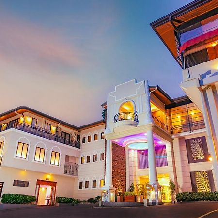 Royal Classic Resort Kandy Exterior photo