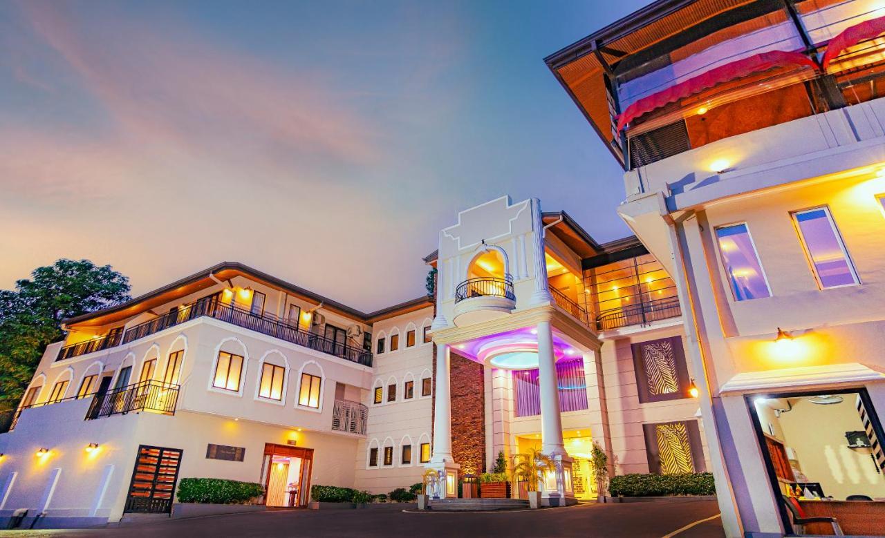 Royal Classic Resort Kandy Exterior photo